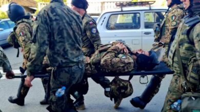 Trazirat në veri të Kosovës, përleshje mes protestuesve serbë dhe forcave të KFOR: 41 ushtarë të plagosur Trazirat në veri të Kosovës, përleshje mes protestuesve serbë dhe forcave të KFOR: 41 ushtarë të plagosur