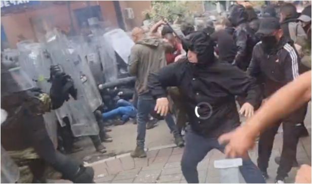 Serbët godasin trupat ndërkombëtare/ Lëndohen 20 ushtarë të KFOR-it gjatë tensioneve në Zveçan