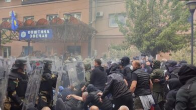 Tensionohet situata në Leposaviç, gazetarët sulmohen me gurë dhe shishe (VIDEO)
