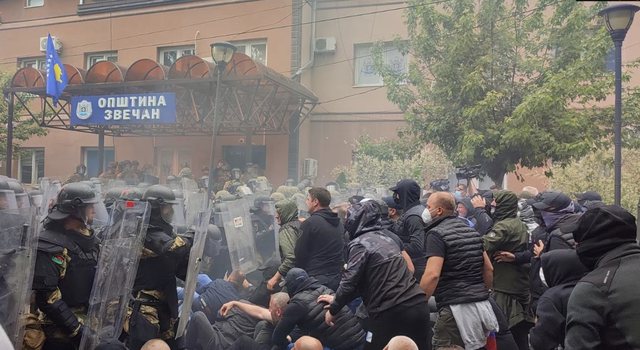 Tensionohet situata në Leposaviç, gazetarët sulmohen me gurë dhe shishe (VIDEO) Tensionohet situata në Leposaviç, gazetarët sulmohen me gurë dhe shishe (VIDEO)
