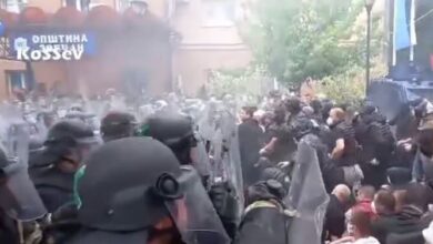 Raportohet për disa të lënduar/ Serbët i goditën dhe hodhën mjete piroteknike drejt tyre, KFOR shpërndan protestuesit me gaz lotsjellës Raportohet për disa të lënduar/ Serbët i goditën dhe hodhën mjete piroteknike drejt tyre, KFOR shpërndan protestuesit me gaz lotsjellës