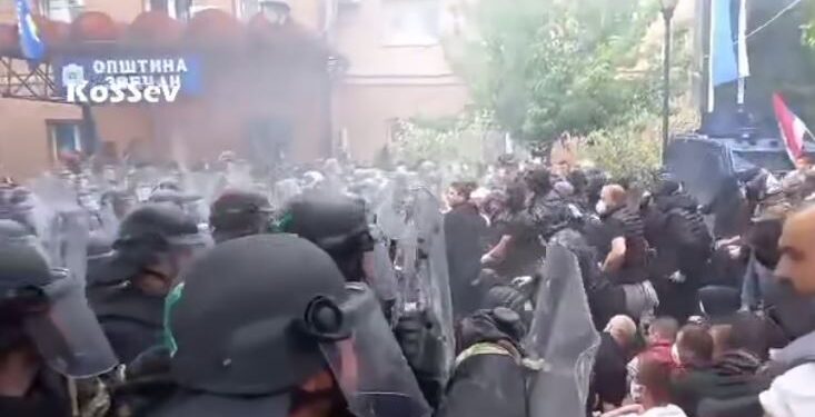 Raportohet për disa të lënduar/ Serbët i goditën dhe hodhën mjete piroteknike drejt tyre, KFOR shpërndan protestuesit me gaz lotsjellës