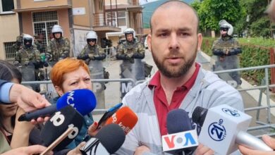 Pronari serb i kafenesë cilësohet si “tradhtar”, strehoi gazetarët shqiptarë në lokal gjatë protestave në Veri Pronari serb i kafenesë cilësohet si “tradhtar”, strehoi gazetarët shqiptarë në lokal gjatë protestave në Veri
