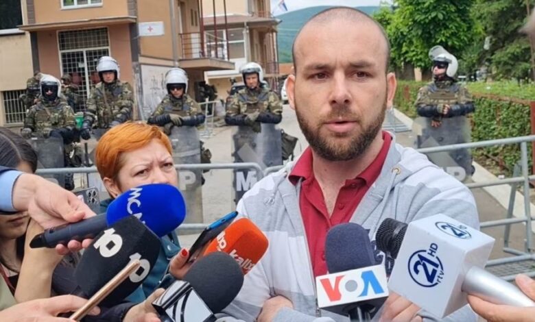Pronari serb i kafenesë cilësohet si “tradhtar”, strehoi gazetarët shqiptarë në lokal gjatë protestave në Veri Pronari serb i kafenesë cilësohet si “tradhtar”, strehoi gazetarët shqiptarë në lokal gjatë protestave në Veri