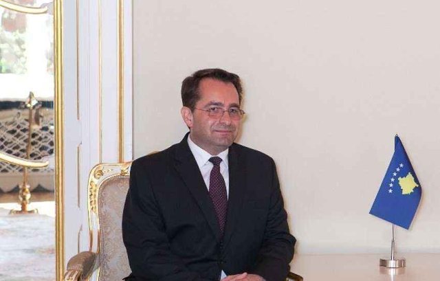 “Nëse duam të mbytemi vetë, s’duhet të na mbetet hatri pse Shqipëria s’po mbytet me ne” “Nëse duam të mbytemi vetë, s’duhet të na mbetet hatri pse Shqipëria s’po mbytet me ne”