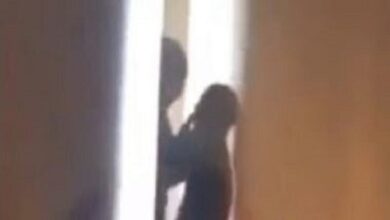 “Shiko çfarë bëhet në shkollën tënde”/ Mësuesi puthi në buzë nxënësen e mitur, flet drejtori: Videon ma dërgoi një prind “Shiko çfarë bëhet në shkollën tënde”/ Mësuesi puthi në buzë nxënësen e mitur, flet drejtori: Videon ma dërgoi një prind