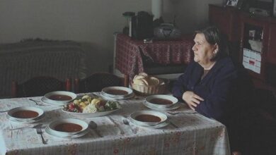 E vetme në tavolinën e shtruar, pritja 24-vjeçare e Ferdonije Qerkezit për familjen e saj që zhduk në luftën e Kosovës E vetme në tavolinën e shtruar, pritja 24-vjeçare e Ferdonije Qerkezit për familjen e saj që zhduk në luftën e Kosovës