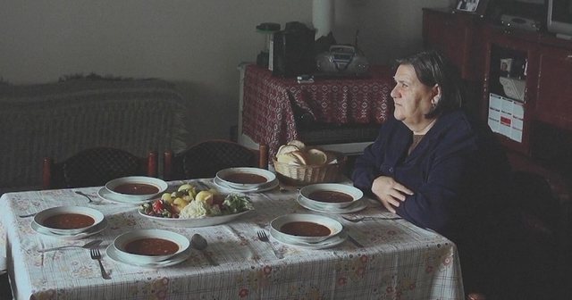 E vetme në tavolinën e shtruar, pritja 24-vjeçare e Ferdonije Qerkezit për familjen e saj që zhduk në luftën e Kosovës E vetme në tavolinën e shtruar, pritja 24-vjeçare e Ferdonije Qerkezit për familjen e saj që zhduk në luftën e Kosovës