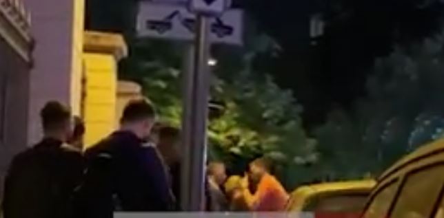 “Po na torturoni, turp t’ju vijë”, dalin pamjet e përplasjes së demokratëve me ‘grupin’ e Bardhit: Kemi bërë burg për ju