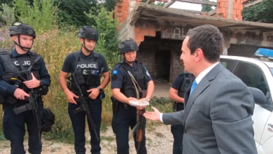 VIDEO/ Albin Kurti iu çon bakllava policëve të Kosovës në Mitrovicën e Veriut, shoqërohet nga ministri i Brendshëm