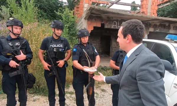 VIDEO/ Albin Kurti iu çon bakllava policëve të Kosovës në Mitrovicën e Veriut, shoqërohet nga ministri i Brendshëm VIDEO/ Albin Kurti iu çon bakllava policëve të Kosovës në Mitrovicën e Veriut, shoqërohet nga ministri i Brendshëm