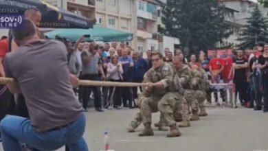 VIDEO/ Protestuesit serbë dhe ushtarët amerikanë të KFOR-it “ndeshen” në tërheqje litari VIDEO/ Protestuesit serbë dhe ushtarët amerikanë të KFOR-it “ndeshen” në tërheqje litari