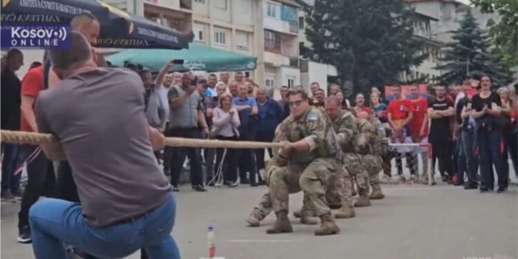 VIDEO/ Protestuesit serbë dhe ushtarët amerikanë të KFOR-it “ndeshen” në tërheqje litari VIDEO/ Protestuesit serbë dhe ushtarët amerikanë të KFOR-it “ndeshen” në tërheqje litari