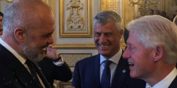 Pse njerëzit e Foltores po sulmojnë Bill Clinton? Pse njerëzit e Foltores po sulmojnë Bill Clinton?
