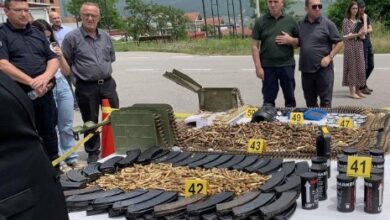 FOTO/ Ekspozohet armatimi i konfiskuar një automjetin me targa të Beogradit në Zveçan FOTO/ Ekspozohet armatimi i konfiskuar një automjetin me targa të Beogradit në Zveçan