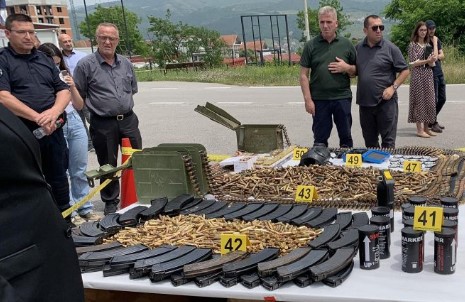 FOTO/ Ekspozohet armatimi i konfiskuar një automjetin me targa të Beogradit në Zveçan FOTO/ Ekspozohet armatimi i konfiskuar një automjetin me targa të Beogradit në Zveçan