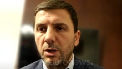 Çfarë po ndodh? Policia merr në mbrojtje kreun e PDK-së, Memli Krasniqin Çfarë po ndodh? Policia merr në mbrojtje kreun e PDK-së, Memli Krasniqin