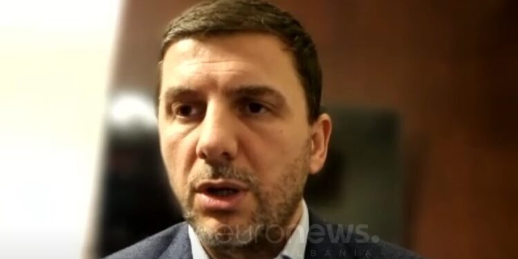 Çfarë po ndodh? Policia merr në mbrojtje kreun e PDK-së, Memli Krasniqin Çfarë po ndodh? Policia merr në mbrojtje kreun e PDK-së, Memli Krasniqin