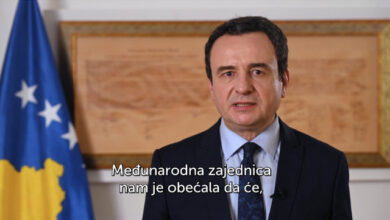 Kurti sqaron në serbisht ndalimin e dinarit: Paratë s’mund të kalojnë kufirin me thasë, tërhiqen përmes llogarive në euro