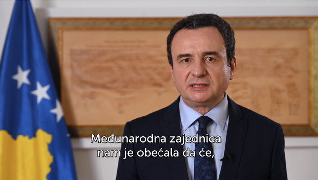 Kurti sqaron në serbisht ndalimin e dinarit: Paratë s’mund të kalojnë kufirin me thasë, tërhiqen përmes llogarive në euro Kurti sqaron në serbisht ndalimin e dinarit: Paratë s’mund të kalojnë kufirin me thasë, tërhiqen përmes llogarive në euro