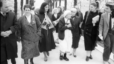 Kur Nënë Tereza shkoi në malësitë e Pukës për të vizituar motrat e veta dhe në shenjë respekti, hoqi kryqin nga qafa e ja dhuroi hoxhës… Kur Nënë Tereza shkoi në malësitë e Pukës për të vizituar motrat e veta dhe në shenjë respekti, hoqi kryqin nga qafa e ja dhuroi hoxhës…