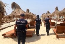 Vlorë, shtohen hapësirat publike në plazh, Bashkia vë në dispozicion të pushuesve, çadra dhe infrastrukturë falas