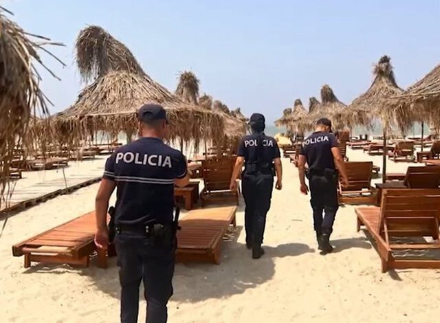 Vlorë, shtohen hapësirat publike në plazh, Bashkia vë në dispozicion të pushuesve, çadra dhe infrastrukturë falas