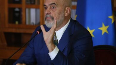 Rama kritikon Albin Kurtin: Sheh sondazhet dhe kënaqet se i rriten pikët! Gjërat janë keq Rama kritikon Albin Kurtin: Sheh sondazhet dhe kënaqet se i rriten pikët! Gjërat janë keq