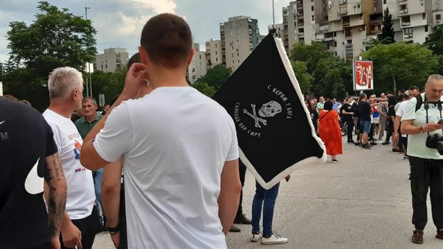 Me bluza me shkronjën “Z” dhe imazhin e kriminelëve të luftës, në Mal të Zi u mbajt një tubim “në mbështetje të serbëve në Kosovë” Me bluza me shkronjën “Z” dhe imazhin e kriminelëve të luftës, në Mal të Zi u mbajt një tubim “në mbështetje të serbëve në Kosovë”