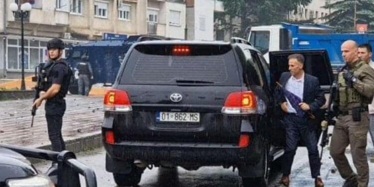 Kryetari i ri i mbyllur në komunë prej të hënës, Hetemi: Po hamë bukë si në hotel, na e sjell policia Kryetari i ri i mbyllur në komunë prej të hënës, Hetemi: Po hamë bukë si në hotel, na e sjell policia
