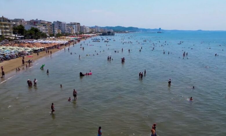 Durrësi, ‘magnet’ për vendas e turistë! Pushuesit nga Kosova, italianë e polakë të kënaqur me kushtet dhe çmimet