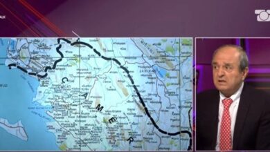 “Ambasadës shqiptare i vunë zjarrin” – Ish-shefi i Shërbimit Sekret tregon prapaskenat me ligjin e luftës: Çfarë ndodhi kur Papandreu tentoi ta abrogonte