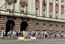 Tirana “pushtohet” nga turistët