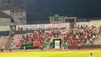 Thirrjet raciste në ndeshjen e parë/ Tifozët e Egnatias “hakmerren” ndaj boshnjakëve në mënyrën më të bukur (FOTO) Thirrjet raciste në ndeshjen e parë/ Tifozët e Egnatias “hakmerren” ndaj boshnjakëve në mënyrën më të bukur (FOTO)