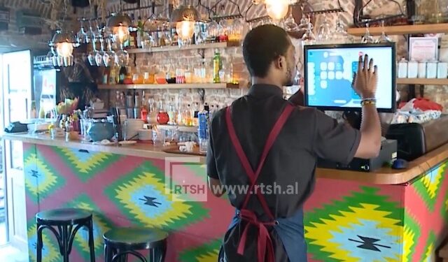 VIDEO / Nga Gana në Korçë, njihuni me dy të rinjtë afrikanë që punojnë kamarierë në zonën e pazarit VIDEO / Nga Gana në Korçë, njihuni me dy të rinjtë afrikanë që punojnë kamarierë në zonën e pazarit