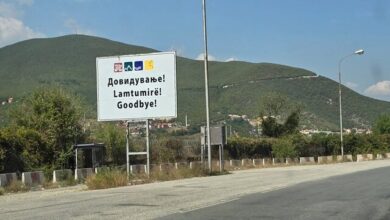 Ndodh edhe kështu… Tabela e çuditshme në Maqedoninë e Veriut, udhëtarëve që dalin nga vendi u thuhet “lamtumirë”! Ndodh edhe kështu… Tabela e çuditshme në Maqedoninë e Veriut, udhëtarëve që dalin nga vendi u thuhet “lamtumirë”!