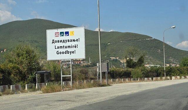 Ndodh edhe kështu… Tabela e çuditshme në Maqedoninë e Veriut, udhëtarëve që dalin nga vendi u thuhet “lamtumirë”! Ndodh edhe kështu… Tabela e çuditshme në Maqedoninë e Veriut, udhëtarëve që dalin nga vendi u thuhet “lamtumirë”!