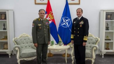 DETAJET/ Admirali i NATO-s i shkon në zyrë shefit të Shtabit të ushtrisë serbe DETAJET/ Admirali i NATO-s i shkon në zyrë shefit të Shtabit të ushtrisë serbe