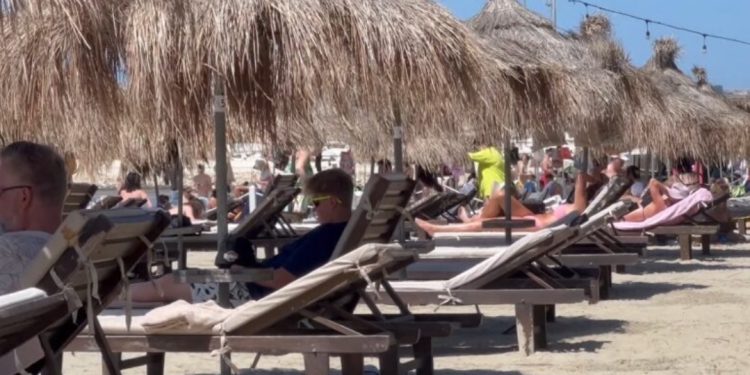 I mbushur plot me pushues të huaj! Ky është plazhi i preferuar i turistëve… I mbushur plot me pushues të huaj! Ky është plazhi i preferuar i turistëve…