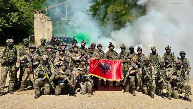 Ushtria e Shqipërisë dhe Kosovës stërvitje të përbashkët nën vëzhgimin e komandës amerikane Ushtria e Shqipërisë dhe Kosovës stërvitje të përbashkët nën vëzhgimin e komandës amerikane