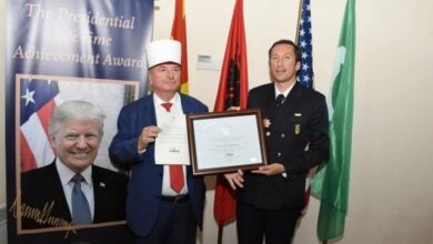 SKANDALI/ Si ja shitën 300 mijë euro dekoratën e presidentit Trump, Sulejman Rexhepit, kreut te myslymanëve ne Maqedonin e Veriut SKANDALI/ Si ja shitën 300 mijë euro dekoratën e presidentit Trump, Sulejman Rexhepit, kreut te myslymanëve ne Maqedonin e Veriut