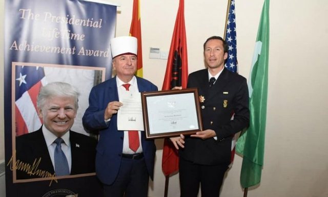 SKANDALI/ Si ja shitën 300 mijë euro dekoratën e presidentit Trump, Sulejman Rexhepit, kreut te myslymanëve ne Maqedonin e Veriut SKANDALI/ Si ja shitën 300 mijë euro dekoratën e presidentit Trump, Sulejman Rexhepit, kreut te myslymanëve ne Maqedonin e Veriut