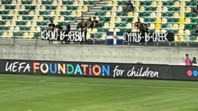 Skandal në Qipro/ Tifozët vendas provokojnë me parullën “Kosova është Serbi”, ndërpritet ndeshja