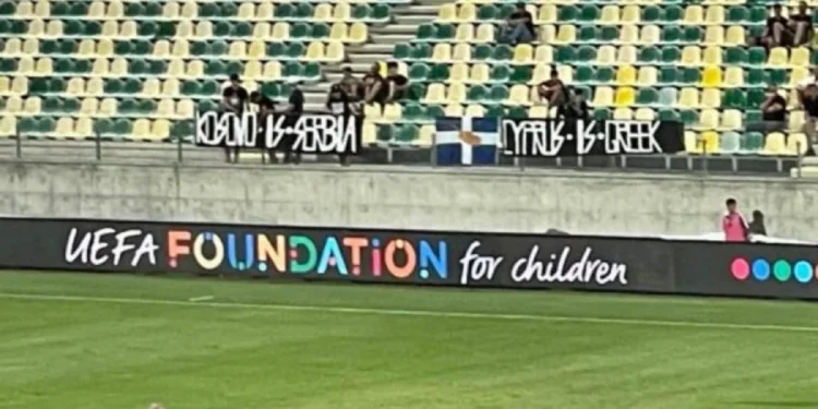 Skandal në Qipro/ Tifozët vendas provokojnë me parullën “Kosova është Serbi”, ndërpritet ndeshja Skandal në Qipro/ Tifozët vendas provokojnë me parullën “Kosova është Serbi”, ndërpritet ndeshja