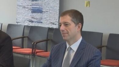 Estonia “shuplakë” të fortë Serbisë, ministri – Gjuriçit: Nuk shtrëngohen duart me një kriminel lufte