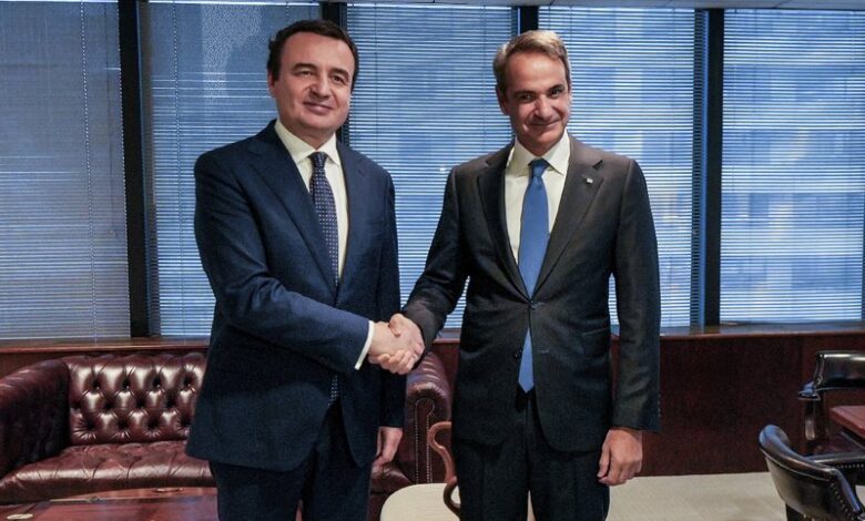 Albin Kurti flet me kryeministrin grek për “mënyrat e forcimin të lidhjeve diplomatike” Albin Kurti flet me kryeministrin grek për “mënyrat e forcimin të lidhjeve diplomatike”