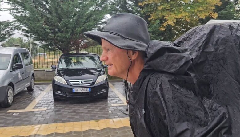 Në këmbë për 63 ditë nga Gjermania në Pogradec, pensionisti përshkon 2400 km Në këmbë për 63 ditë nga Gjermania në Pogradec, pensionisti përshkon 2400 km