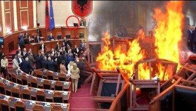 Arsyet e pathëna të teatrit të zjarrit që zgjat deri në maj Arsyet e pathëna të teatrit të zjarrit që zgjat deri në maj