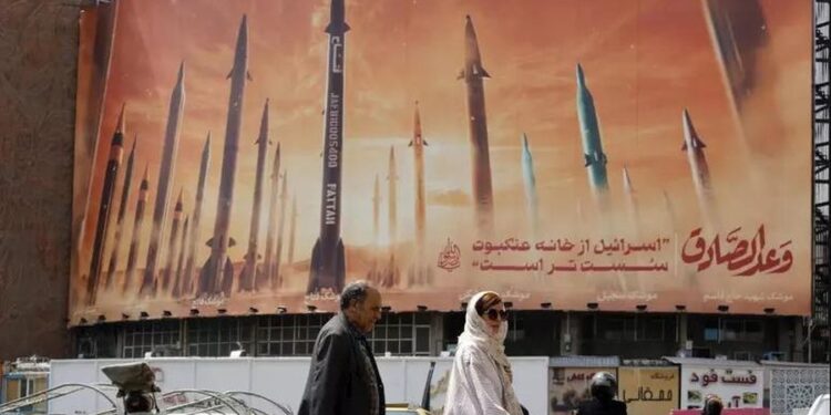 “Irani do të hakmerret ndaj Izraelit”, SHBA: Po përgatitet të nisë sulmin me raketa balistike