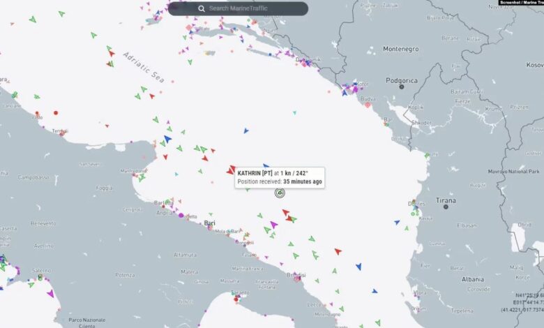 Çfarë po ndodh në detin Adriatik?! Kujt i përket anija pa flamur, që po transporton eksploziv drejt Izraelit